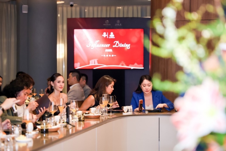 一群人在餐厅吃饭

AI 生成的内容可能不正确。